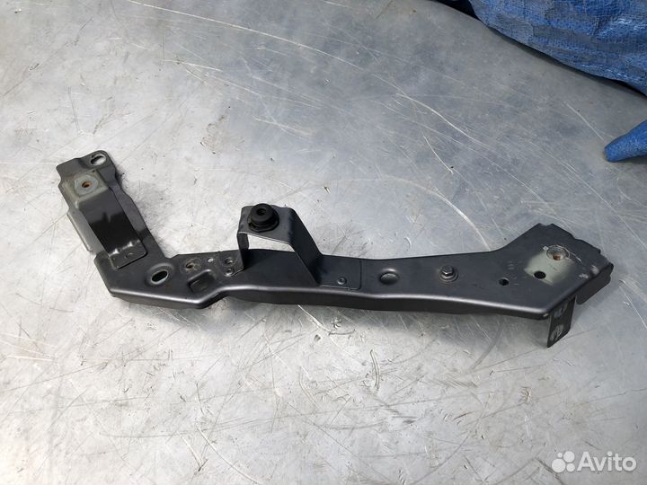 Правый кронштейн телевизора Renault Fluence