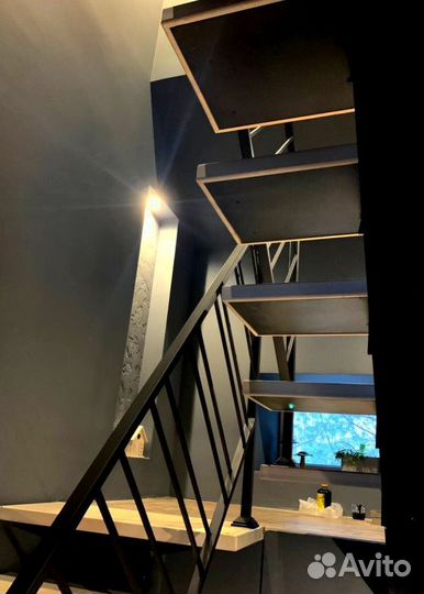 Лестница на металлокаркасе закрытого типа