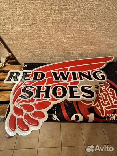 Рекламная вывеска RED wing shoes