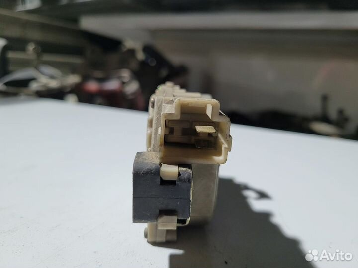 Сервопривод замка багажника Nissan Avenir Salut