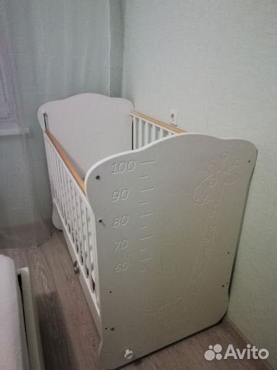 Детская кровать и комод с пеленальным столиком