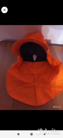 Каска строительная и кепка сигнальная