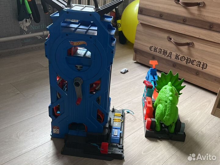 Hot wheels мега гараж+сокрушительный трицератопс