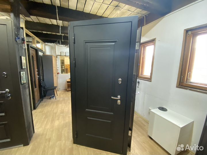 Дверь входная в дом, коттедж или на дачу