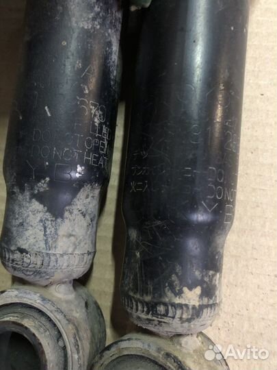 Задний амортизатор Toyota Voxy Azr 60