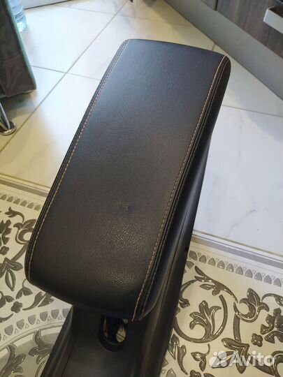 Центральная консоль с подлокотником LADA vesta