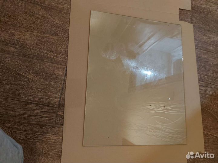 Стекло от витринных полочек