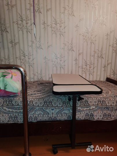 Прикроватный столик