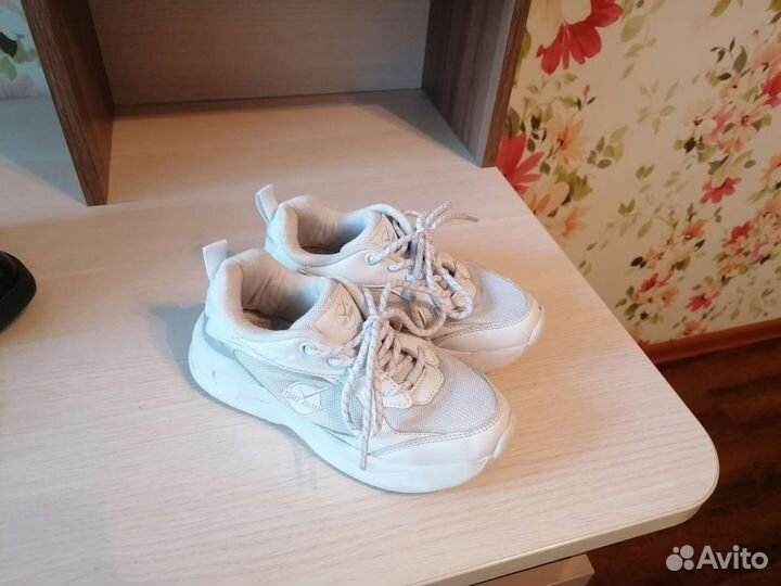 Продаю школьную обувь