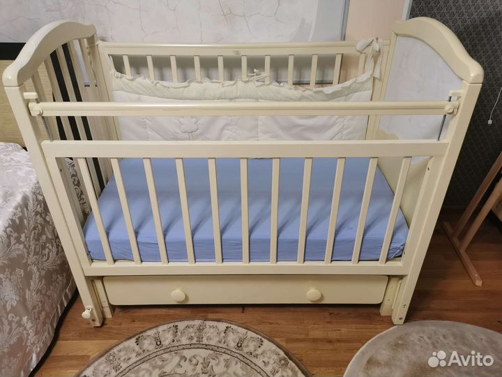 Детская кроватка с продольным маятником