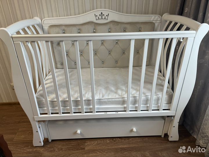 Детская кровать с комодом