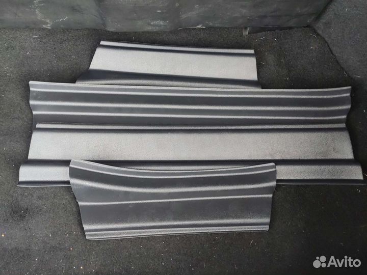 Накладки на пороги vesta