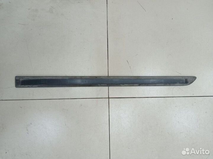 Молдинг передней правой двери Skoda Yeti