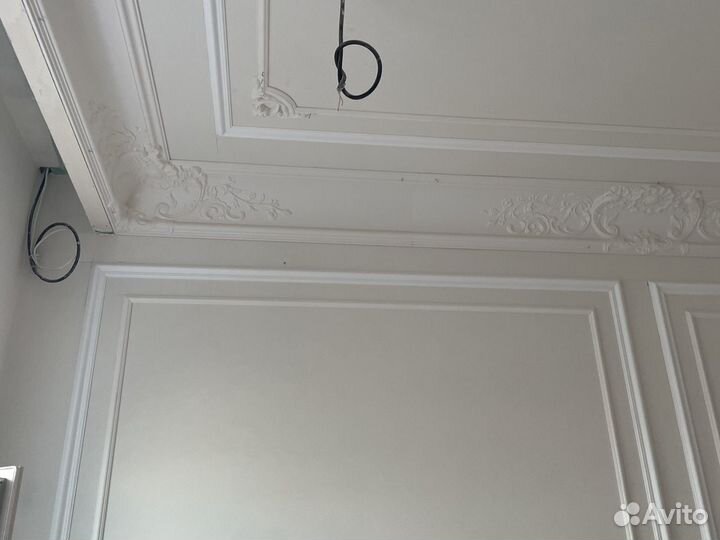 Рабочий на лепнину из полиуретана