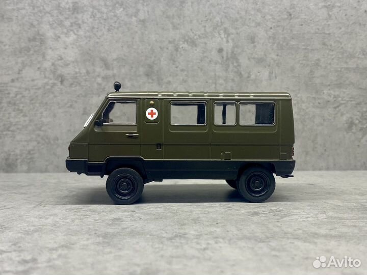 Коллекционная модель УАЗ-3972 санитарный 1:43