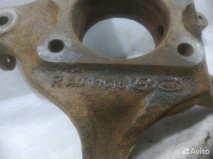 Кулак поворотный задний правый Kia Carens 2.0 2007