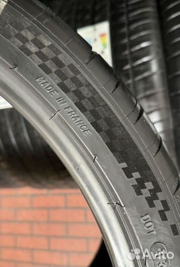 Michelin Pilot Sport 4 S 285/30 R22 и 335/25 R22 105Y