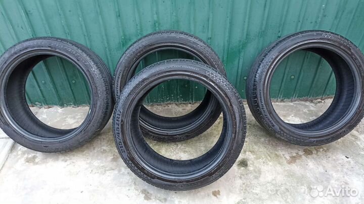 Royal Black Royal Performance 215/45 R17