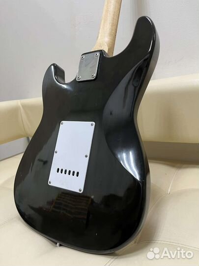 Электрогитара и чехол Musonic ST