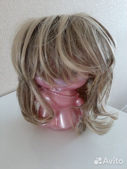 Парик средней длины