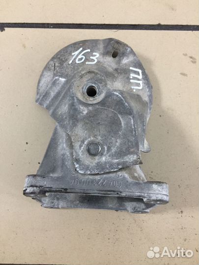 Опора кронштейн Mercedes C200 W202