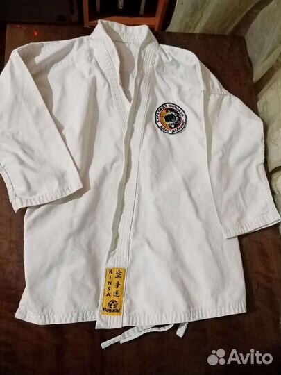 Кимоно, пояс, защита и перчатки для каратэ