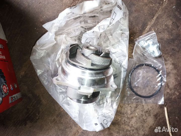 Помпа на ford focus 2 1 6