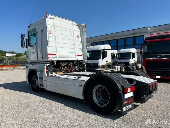 Pазбираем грузовик Renault Magnum III 2001-2008