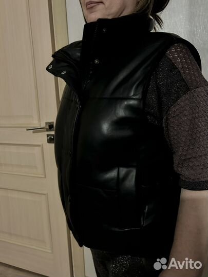 Безрукавка из экокожи женская 42-46