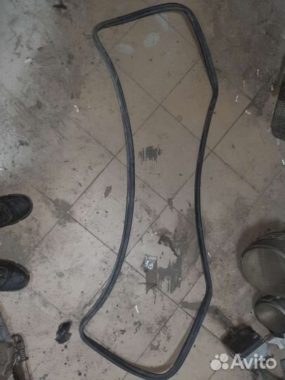 Уплотнитель багажника mercedes 210