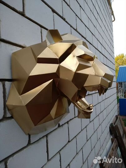 Фигура льва из металла