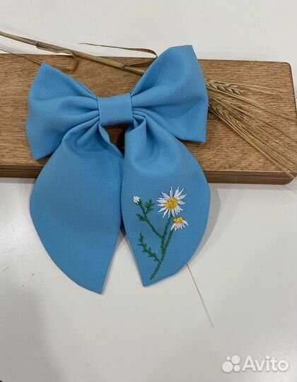 Бантик с вышивкой ручной работы