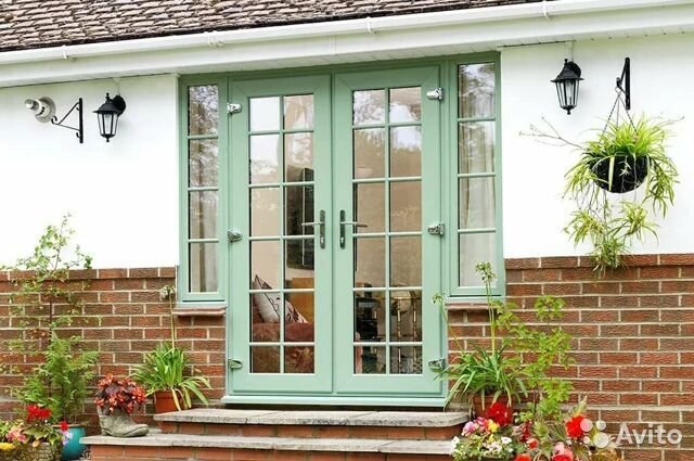 Входные двери на террасу со стеклом для загородного дома