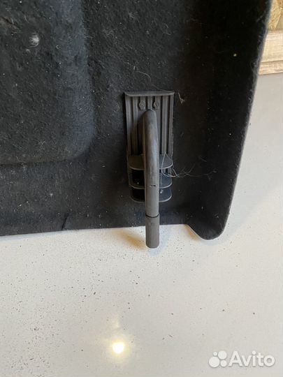 Задняя полка багажника