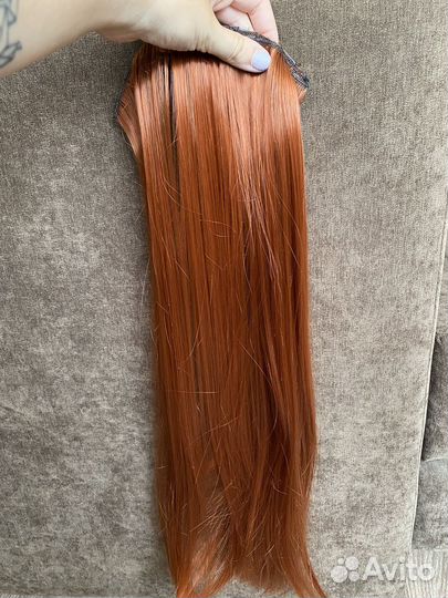 Волосы на заколках рыжие
