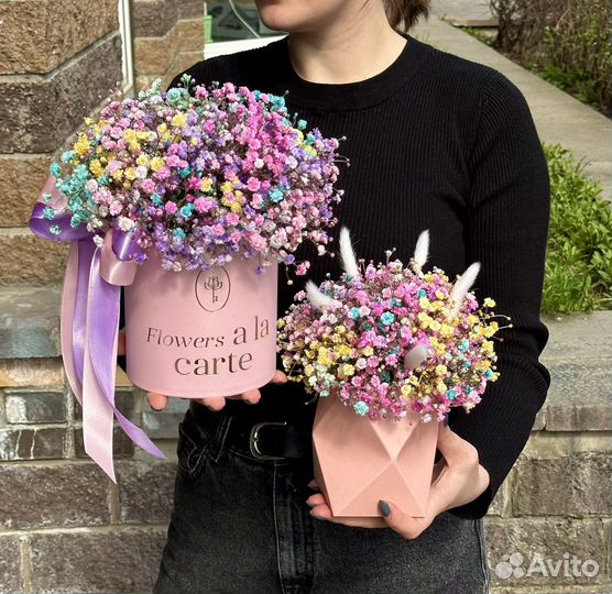 Коробка с радужной гипсофилой