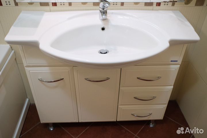 Раковина с тумбой и зеркалом