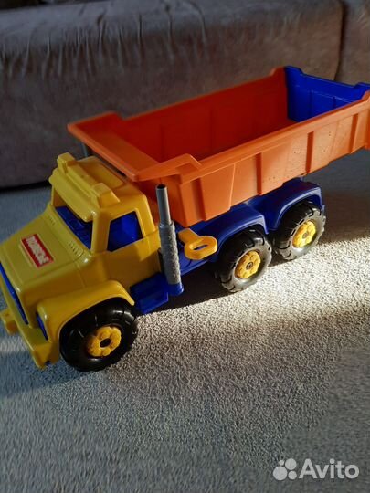 Игрушка большой грузовик в отличном состоянии