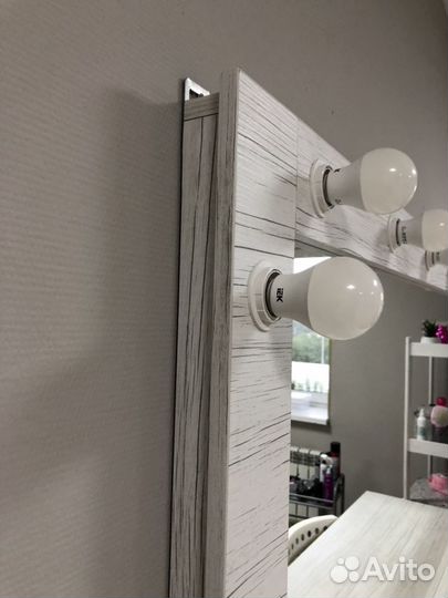 Стол и зеркало визажиста