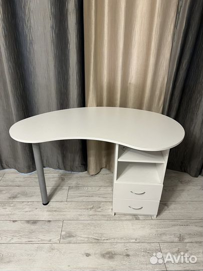 Маникюрный стол