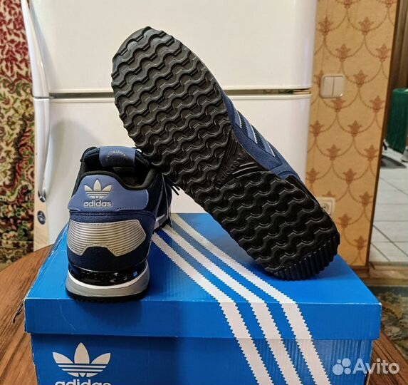 Кроссовки adidas ZX 700