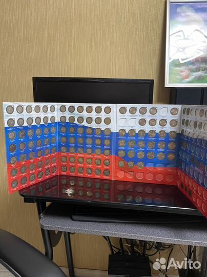 Альбом 10 рублевых коллекционных монет.114 монет