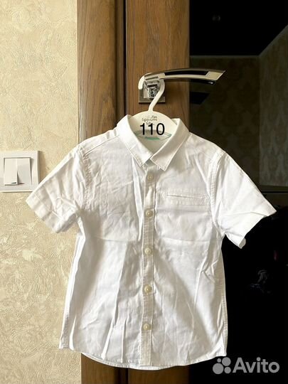 Рубашка белая и брюки темно синего цвета 104-110