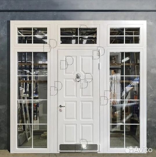 Белая парадная уличная дверь со стеклом