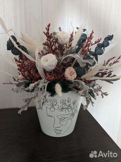 Композиция из сухоцветов в вазе