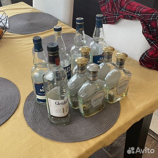 Пустые бутылки от виски и коньяка