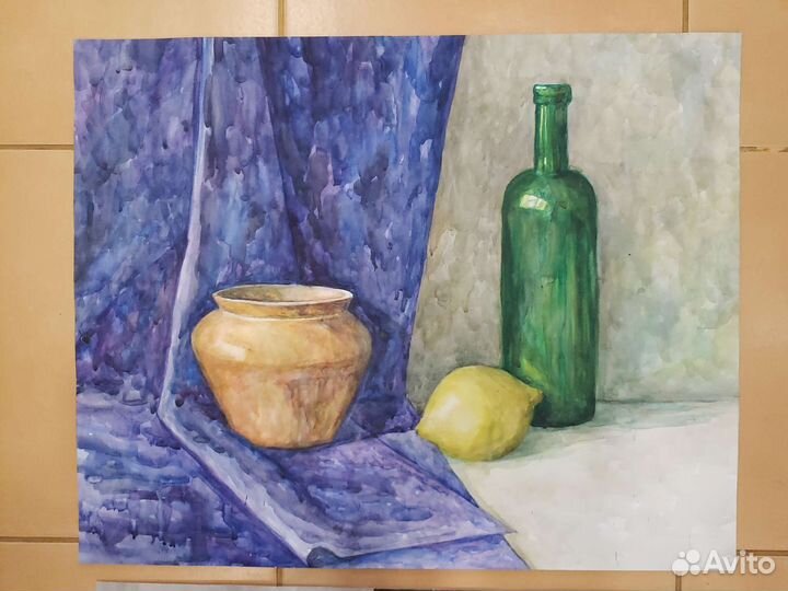 Картина акварелью натюрморт с яблоком и бутылкой