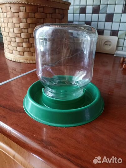 Вакуумная поилка под банку для домашних птиц