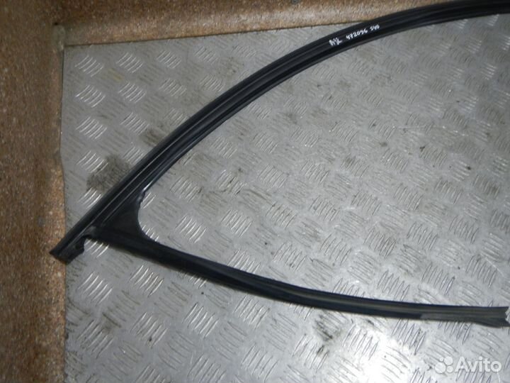 Уплотнитель стекла двери передней правой, Volvo (В