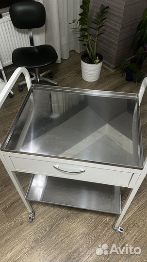 Медицинский манипуляционный столик